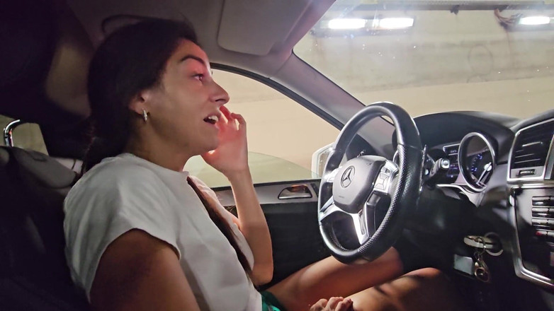 Ferrero anal experience: Elle prend ma bite dans la main pendant que nous...