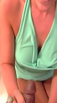Blond milf poluje na masywnego czarnego kutasa i dostaje pokryte