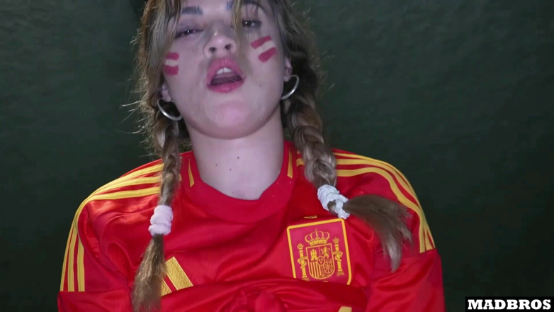 MadBros Prod: Torcedor espanhol fodido anal e dp no estacionamento após jogo...