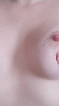 Cachonda y quieres jugar con mis tetas y pezones duros delante de la cámara