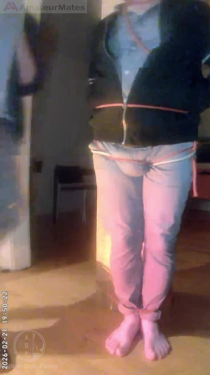 AmateurBoysPissing: Orina Desesperada: Boy Atado Intenta Resistir Mientras Se Juega Con...