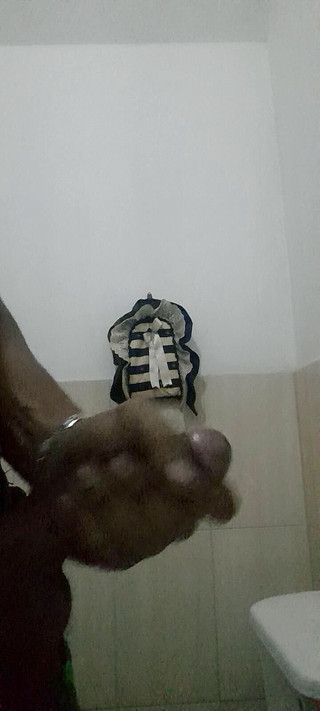 Latin sex 33: 工作时在浴室里自慰