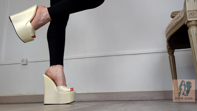 Dame Olga: Bộ sưu tập giày: Nền tảng màu trắng Wedge Mules -...