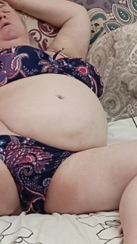 Stiefmutter masturbiert abends ihre muschi und reibt ihre dicken titten