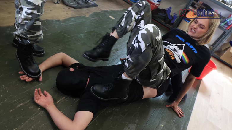 Czech Soles - foot fetish content: สาวทหารชอบทำให้ทาสถุงเท้าอับอาย