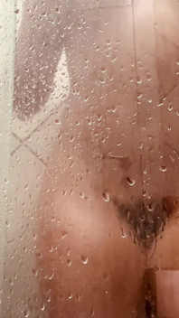 Une MILF se filme en train de laver sa chatte poilue dans la salle de bain