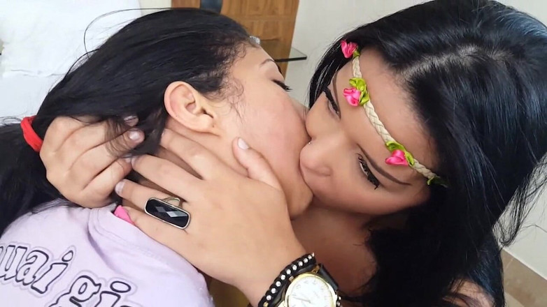 FetishKing: Lesbian hot dan seksi lagi asik ciuman