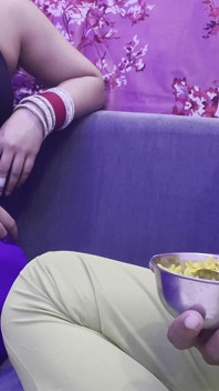 Bhabhi l'ha beccata devar maturbata sul divano