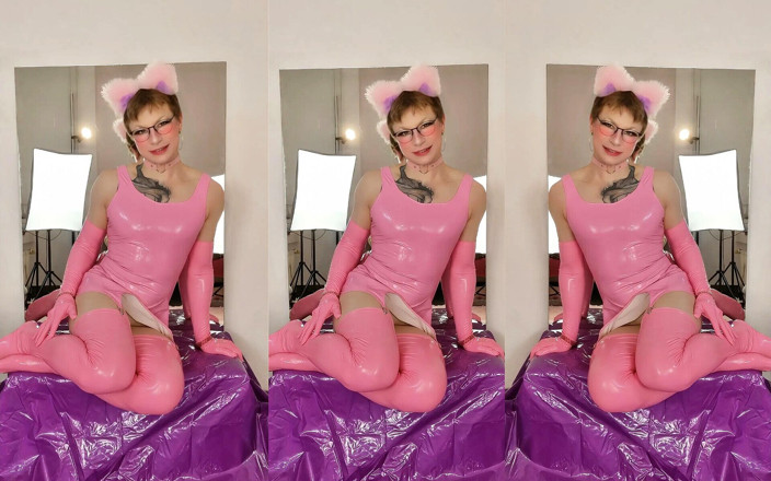 Sissy Adventures VR: Curvă sissy din latex își face penisul mare să ejaculeze