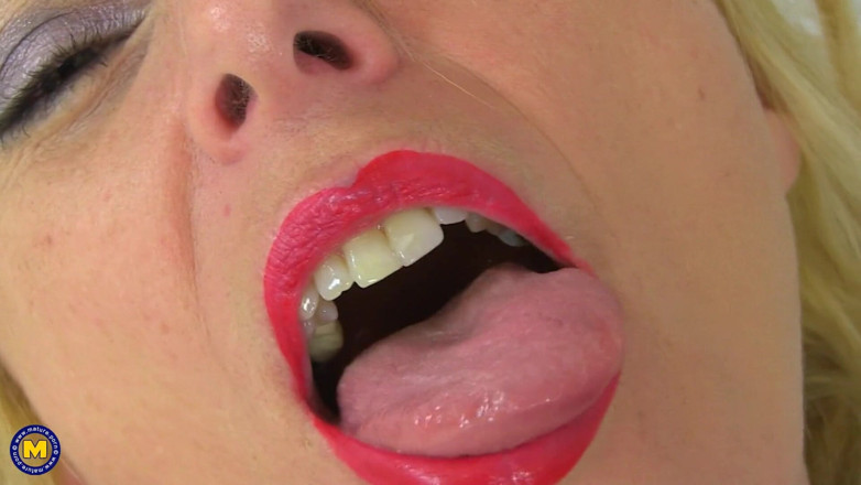 Mature Solo NL: Vollbusige blonde reife hat ein perfektes spielzeug für ihre nasse...