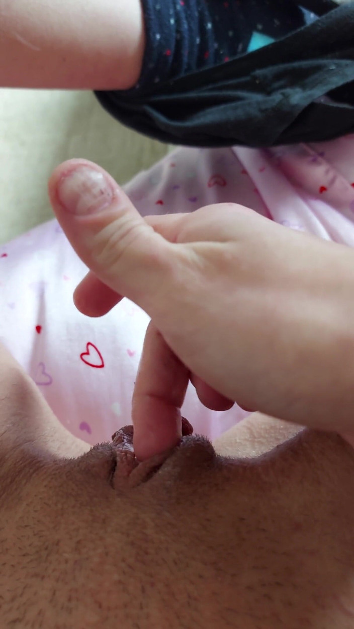 Wet Pussy Fuck: Velmi mokrá 18letá kundička masturbuje prstění kapající šťávy z kundičky