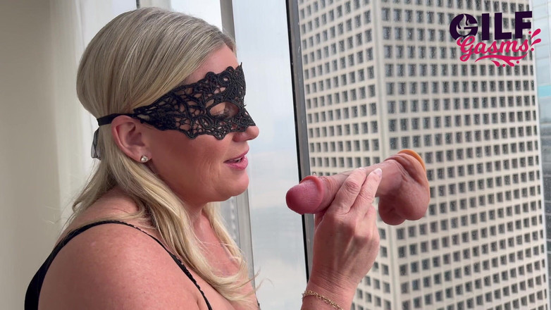 GilfGasms: Fiona показывает, делает инструкцию по дрочке с большим белым членом-дилдо