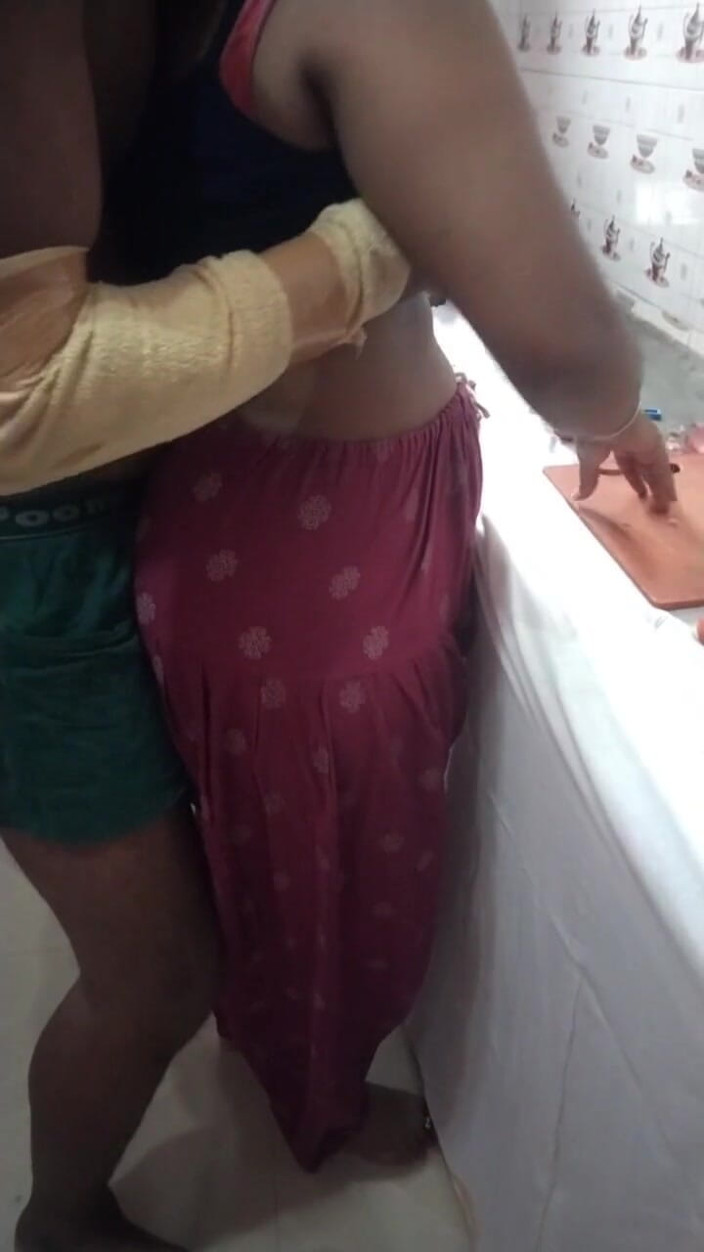 Tamil lesbian: Sexe torride dans la cuisine quand elle cuisine