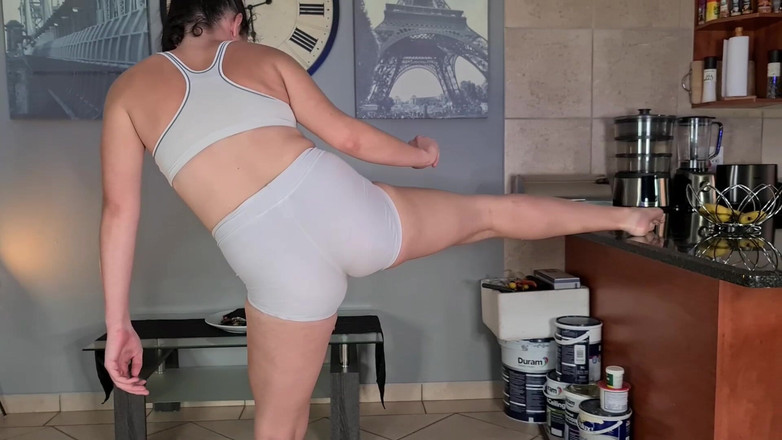 domslutfucker: 微胖荡妇一边练习一边尿在她的紧身裤里