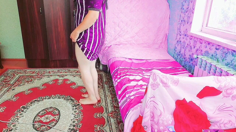 Kitty_Cross: Model cosplayer transgender dengan gaun pendek ladyboy seksi kulit putih