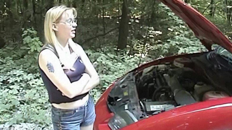 RETROXXX: Follada afuera por desperfecto del coche