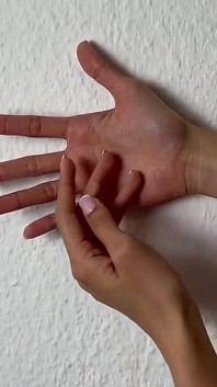 Handfetisj - schattige Aziatische verliest hand maagdelijkheid met 1e handspel