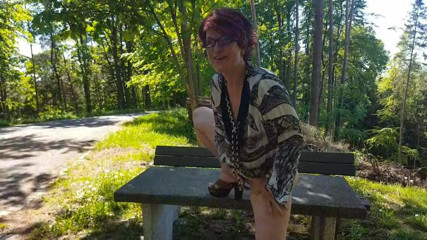 Popp Sylvie: Outdoor squirt pee fuck