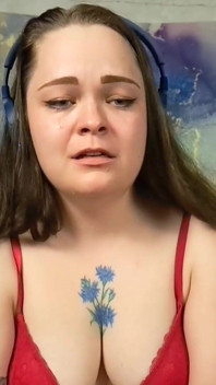 Femeie care sughiță în timp ce ascultă muzică tristă