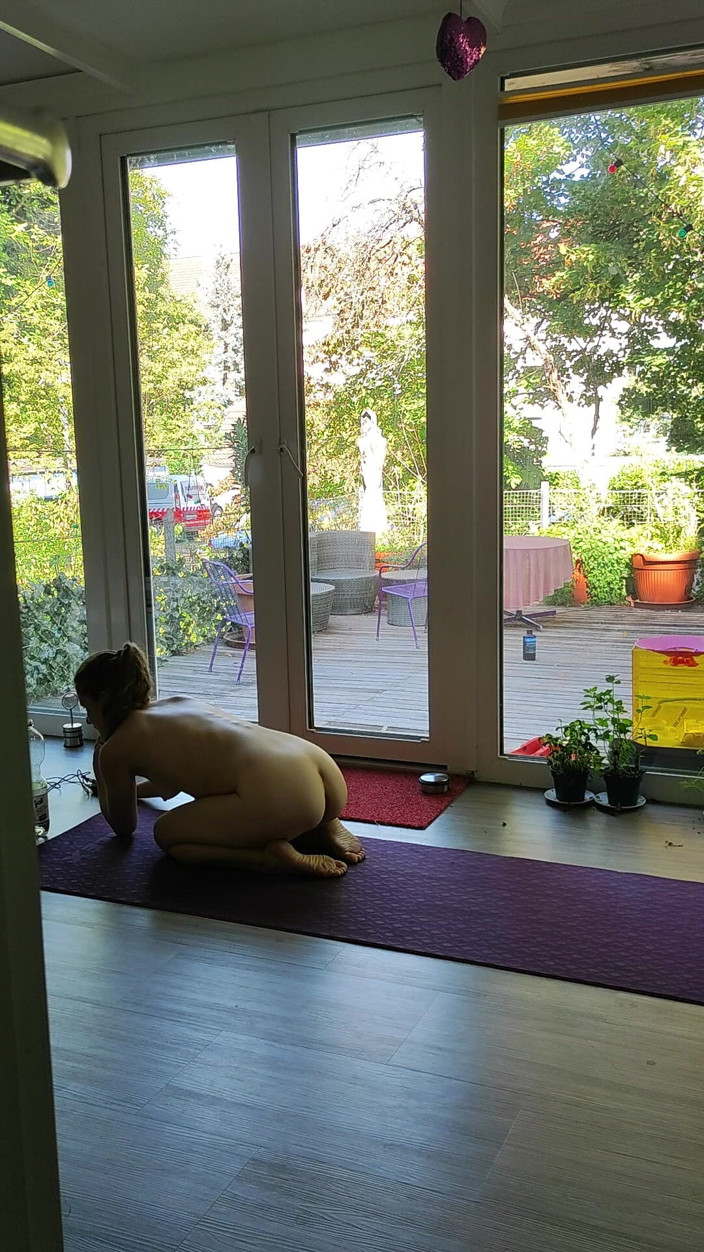 FenekManul: Công chúa yoga trước cửa sổ lớn