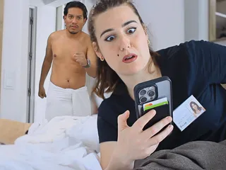 Un garçon latin fait pression sur une femme de ménage de l’hôtel pour avoir essayé de voler son téléphone portable.