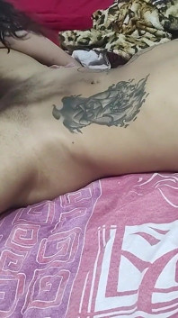 他像对待婊子一样对待我，并在我丈夫面前用跨人种大黑屌操我