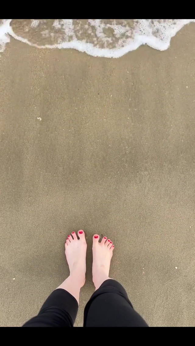 Feet at the Beach (Lady Juna) Feet at the Beach (Lady Juna)