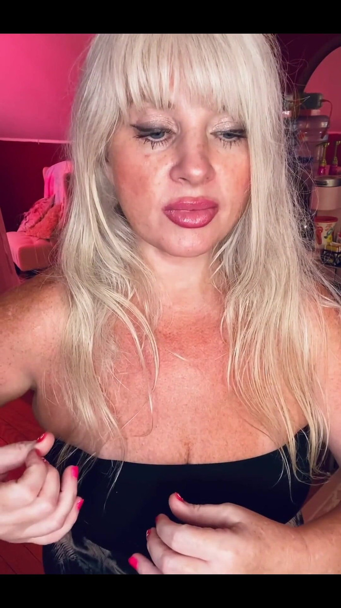 PaintedRose: Sensual esticando bobo, aposto que você sabe uma das razões...