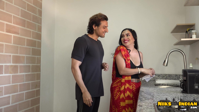 Niks Indian: Bhabhi MILF pemalu yang bertetek besar dikongkek keras oleh adik...