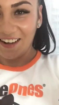İri göğüslü hatun Helen Star selfie çekiyor ve göğüslerini zıplatıyor