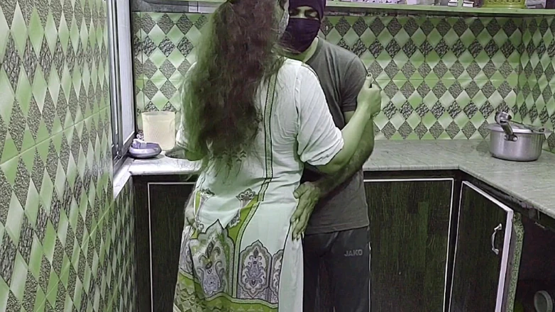 Оның кискасынан алынған порно шырындары оның бетіне төгілді