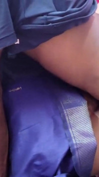 Ma belle-mère nettoyeait les ordures et j’ai couché avec elle.