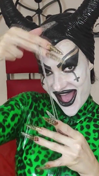 Verklig Satanisk Häxa Utför Svarta Magiska Ritualer Och Kallar Satan Att Ha Sex Med Honom