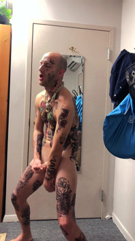 Tätowierter twink solo-masturbation