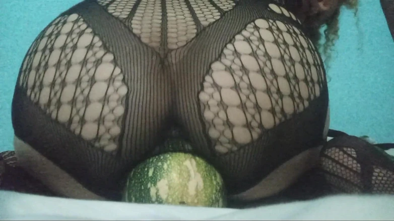 Lobicam: I Masturbate Deliciously with My Big Vegetable