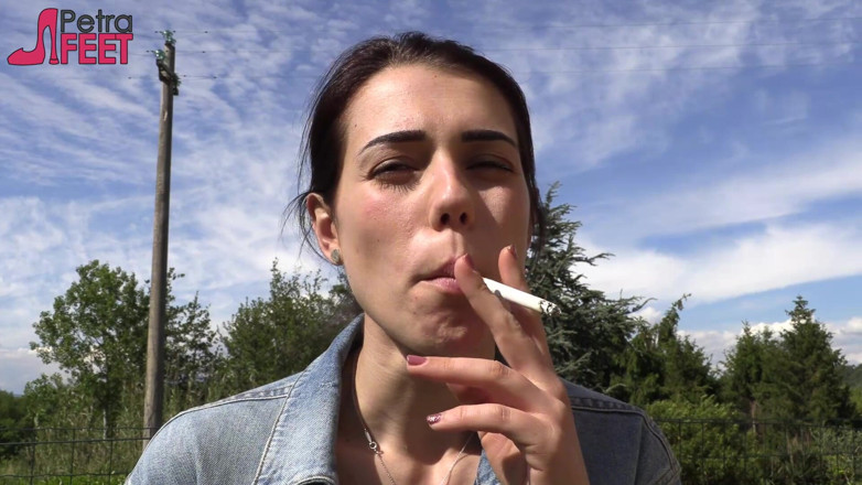 Smokin Fetish: Petra gosta de fumar seus ciggaretes ao ar livre