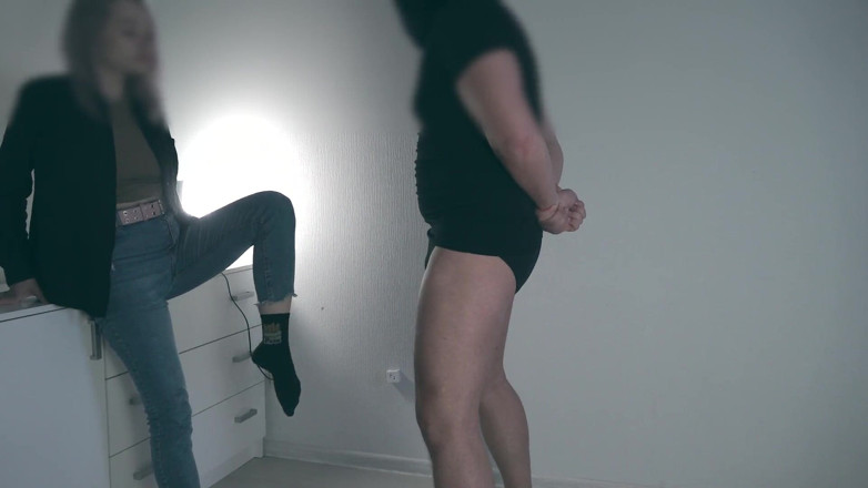 Amateur_fetish: Тинка пытает яйца 2 | ракурс 1