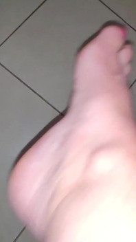 Kırmızı boyalı ayaklarla oynuyor