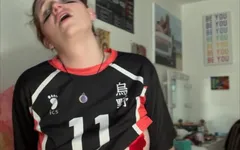 Roodharige transgirl wordt aangezet tijdens het kijken naar anime