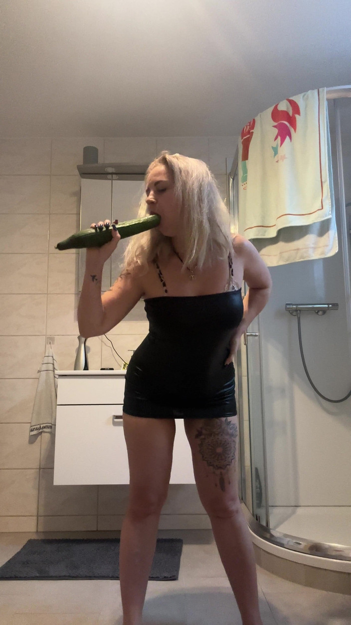 LarisaCum: ¿Qué quieres hacer con mi culo?