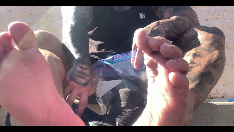 Jasons feet: बहुत खुश फुटबॉय बनने के लिए जल्द ही मोज़े की एक और जोड़ी बेच दी