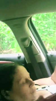 Un străin vitreg pe un cauciuc folosit îi prinde masturbându-se reciproc în mașină
