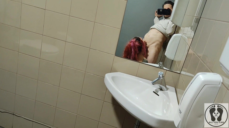 All You Can Fetish: Umumi tuvalette ayakta sikişiyor domalarak sikişiyor yüze boşalma