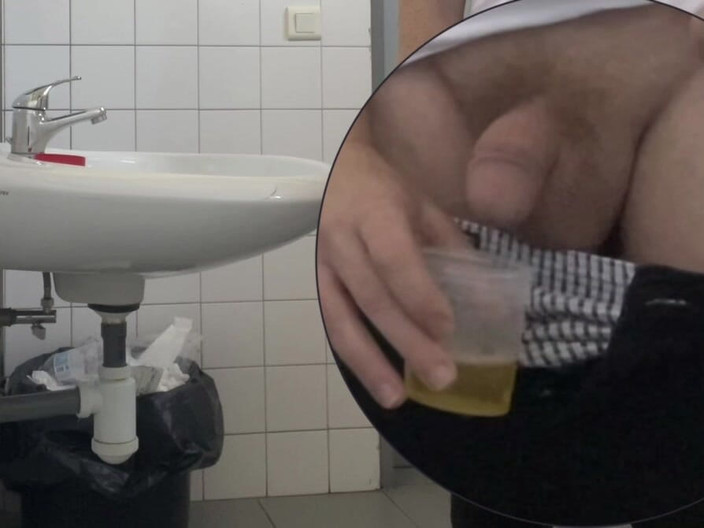 AmateurBoysPissing: 病院のトイレで尿サンプルを採取している男