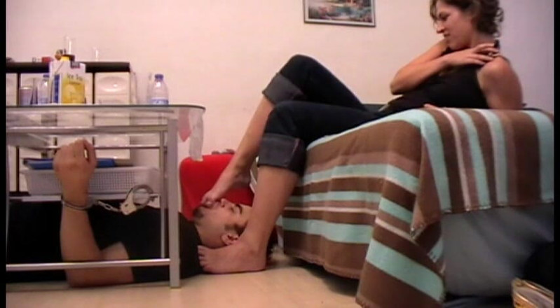 Foot Girls: Pie esclavo debajo de la mesa