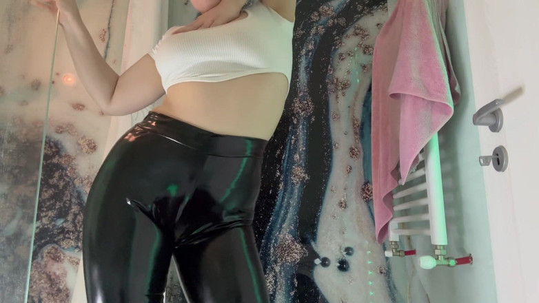 JuiceLussie: Deri leggins ile mastürbasyon. Lateks içinde büyük