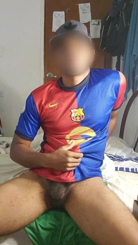 Hallo, mein Name ist Charly, ich bin 22cm und ich bin aktiv, ich masturbiere mit beiden Händen