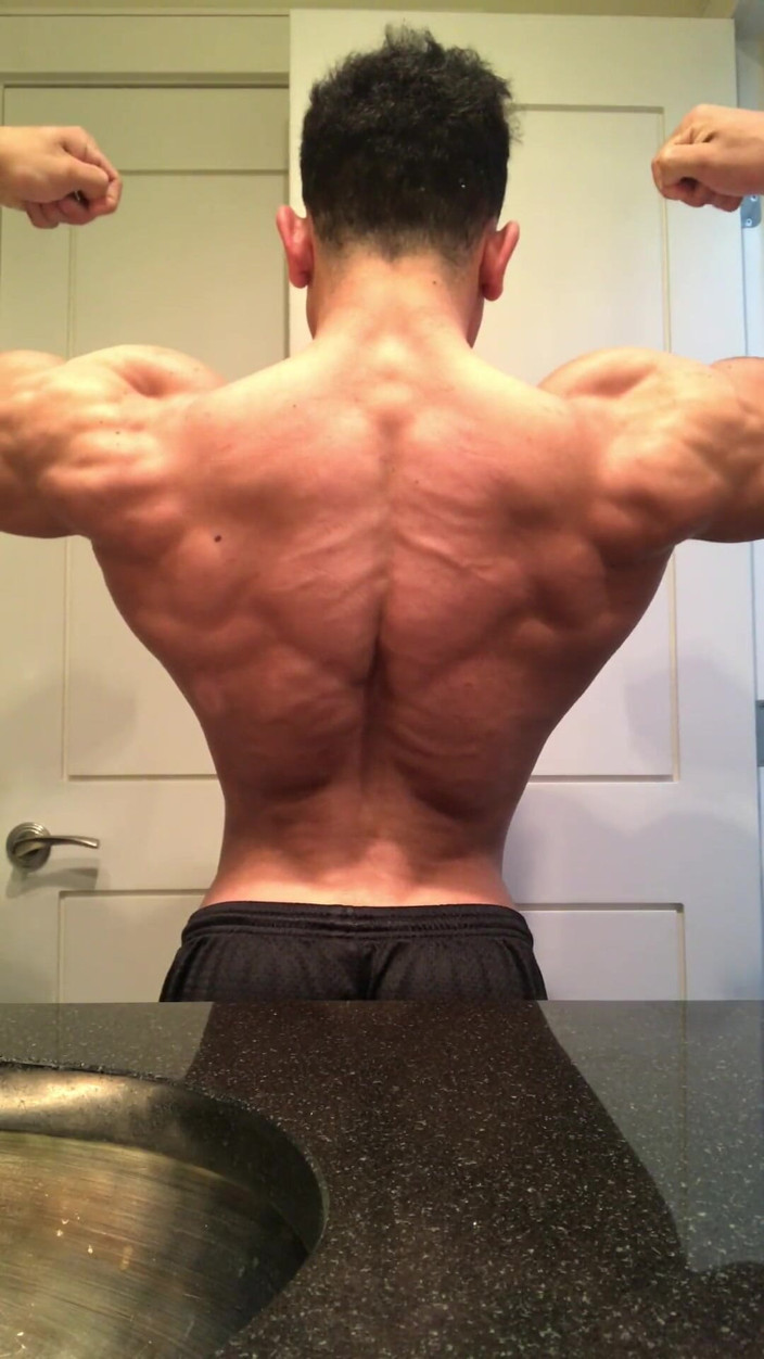 Benji Bastian: Jacked kulturista Benji Bastian protahuje své obrovské, roztrhané svaly