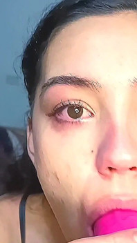 Chica universitaria caliente con garganta profunda con un consolador y sigue pidiendo semen en su cara