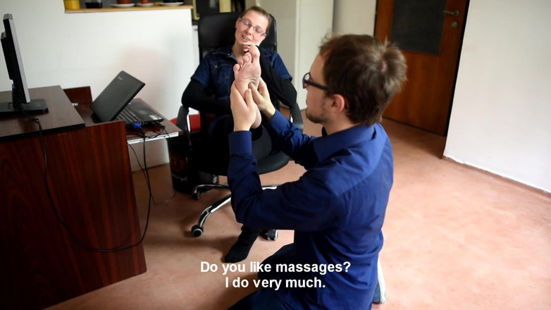 Czech Soles - foot fetish content: Pekerja dengan kaki seksi diperiksa